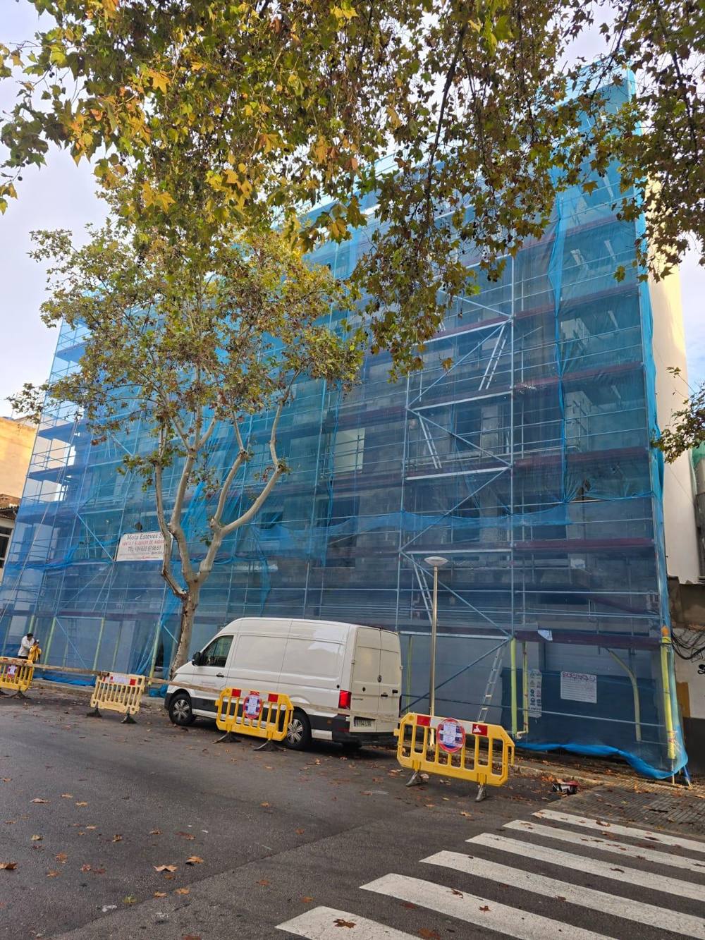 Fachada de edificio con andamio y red de protección montado por Mota Esteves