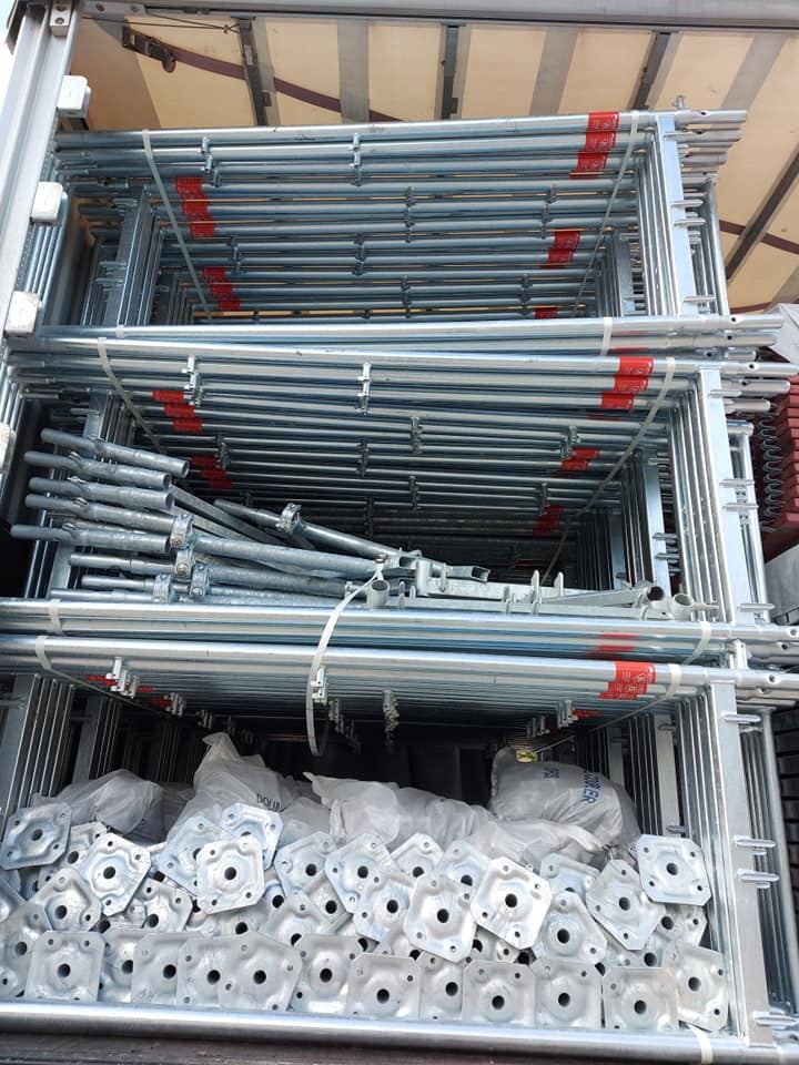 Material de andamio Plettac nuevo cargado en camión