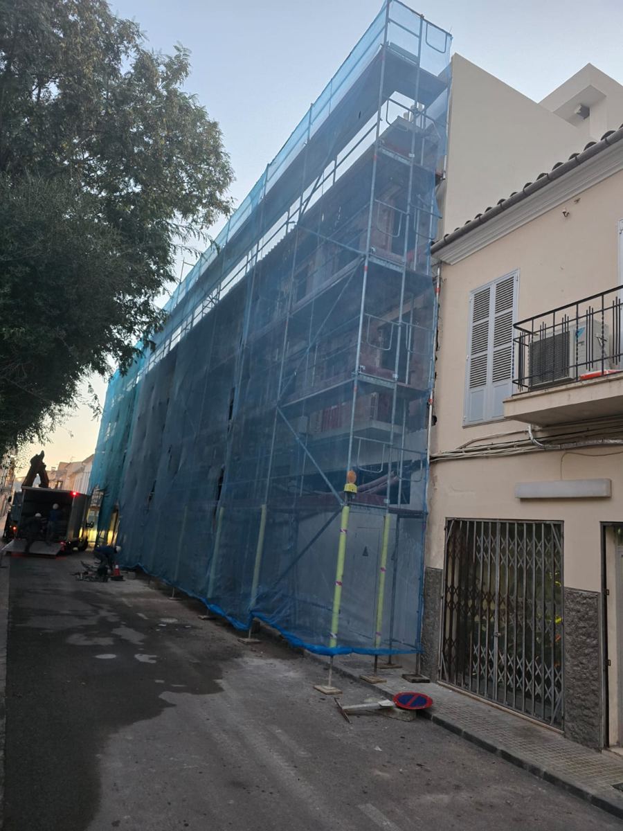 Andamio con red en una calle de Palma