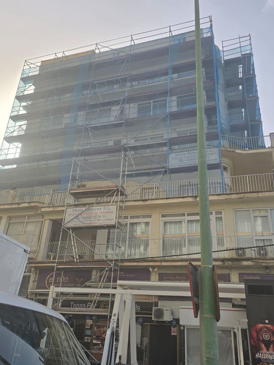 Fachada de edificio residencial con andamio