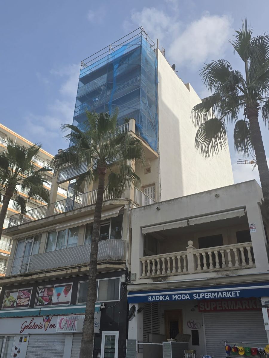 Andamio en edificio frente al mar