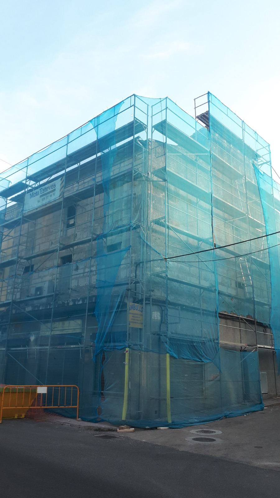 Edificio de piedra con red y cartel de Mota Esteves
